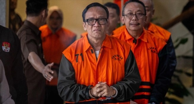 Wamenaker Immanuel Ebenezer (tengah) bersama 10 tersangka lainnya berjalan menuju ruang konferensi pers usai terjaring OTT KPK di Gedung Merah Putih KPK, Jakarta, Jumat (22/8/2025). [ANTARA FOTO/Bayu Pratama S/foc]