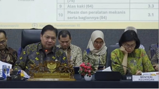 Menteri Koordinator Bidang Perekonomian Airlangga Hartarto tak tinggal diam. Ia pasang badan membela data tersebut dan menepis keras tudingan adanya 'permainan data'.