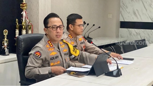 Kabid Humas Polda Metro Jaya, Kombes Pol Ade Ary Syam Indradi saat ditemui di Polda Metro Jaya. [Suara.com/Tiara Rosana]