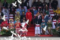 Sejumlah tamu undangan mengambil gambar burung merpati jelang Upacara Peringatan Detik-Detik Proklamasi Kemerdekaan ke-79 Republik Indonesia di Istana Merdeka, Jakarta, Sabtu (17/8/2024). [ANTARA FOTO/Indrianto Eko Suwarso/sgd/wpa]