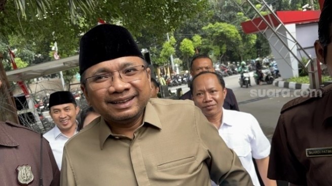 Mantan Menteri Agama Yaqut Cholil Qoumas mendatangi Gedung Merah Putih Komisi Pemberantasan Korupsi (KPK) untuk memberikan keterangan perihal dugaan korupsi pada penyelenggaraan haji. (Suara.com/Dea)