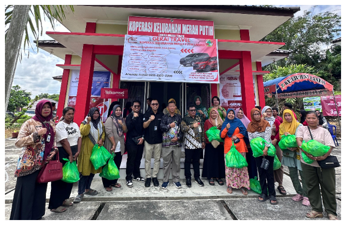 Kepala BRI Cabang Muara Teweh, Dwi Nur Cahyo foto bersama dengan warga dan stafkemenpolkam. foto Yoga