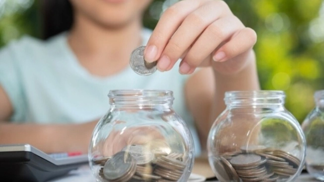 Ilustrasi menabung (sumber:freepik)