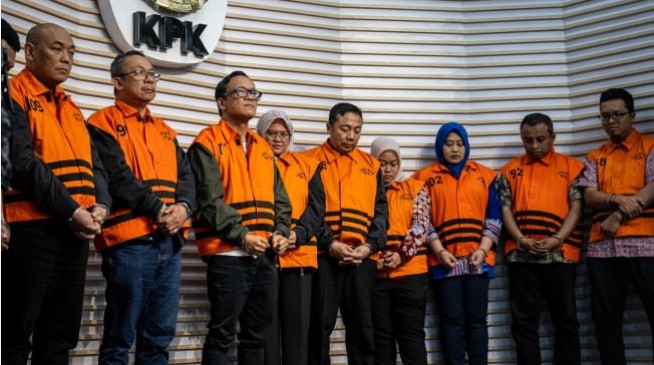 Wakil Menteri Ketenagakerjaan (Wamenaker) Immanuel Ebenezer (ketiga kiri) bersama tersangka lainnya saat dihadirkan sebagai tersangka usai terjaring OTT KPK pada konferensi pers di Gedung Merah Putih KPK, Jakarta, Jumat (22/8/2025). [ANTARA FOTO/Bayu Pratama S/foc]