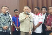 Wakil Ketua DPR RI, Sufmi Dasco Ahmad bersama Asosiasi Pengemudi Logistik Nusantara, dan perwakilan pemerintah membahas masalah kebijakan bebas kendaraan Over Dimension Over Load (ODOL) di gedung parlemen, Jakarta, Senin (4/8/2025). [Suara.com/Bagaskara]