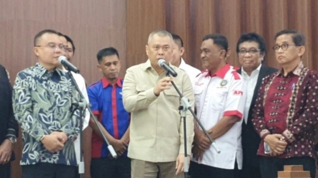 Wakil Ketua DPR RI, Sufmi Dasco Ahmad bersama Asosiasi Pengemudi Logistik Nusantara, dan perwakilan pemerintah membahas masalah kebijakan bebas kendaraan Over Dimension Over Load (ODOL) di gedung parlemen, Jakarta, Senin (4/8/2025). [Suara.com/Bagaskara]