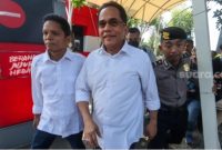 Sekretaris Jenderal (Sekjen) DPR RI Indra Iskandar (tengah) belum ditahan KPK meski telah berstatus tersangka. [Suara.com/Alfian Winanto]