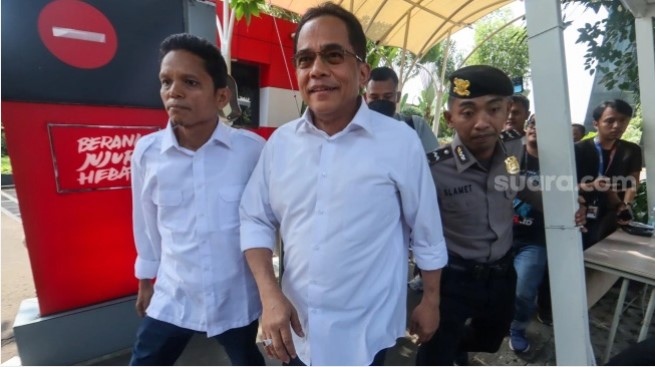 Sekretaris Jenderal (Sekjen) DPR RI Indra Iskandar (tengah) belum ditahan KPK meski telah berstatus tersangka. [Suara.com/Alfian Winanto]