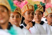Siswa Sekolah Rakyat menampilkan tari khas Papua di halaman Balai Besar Pendidikan dan Pelatihan Kesejahteraan Sosial (BBPPKS) Jayapura, Papua, Senin (14/7/2025). [ANTARA FOTO/Gusti Tanati/rwa]