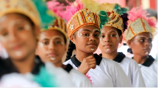 Siswa Sekolah Rakyat menampilkan tari khas Papua di halaman Balai Besar Pendidikan dan Pelatihan Kesejahteraan Sosial (BBPPKS) Jayapura, Papua, Senin (14/7/2025). [ANTARA FOTO/Gusti Tanati/rwa]