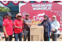 Gun Sriwitanto dan istri saat menyerahkan hadiah kepada peserta jalan sehat, Minggu(10/8/2025).Foto.Gun/1tulah.com