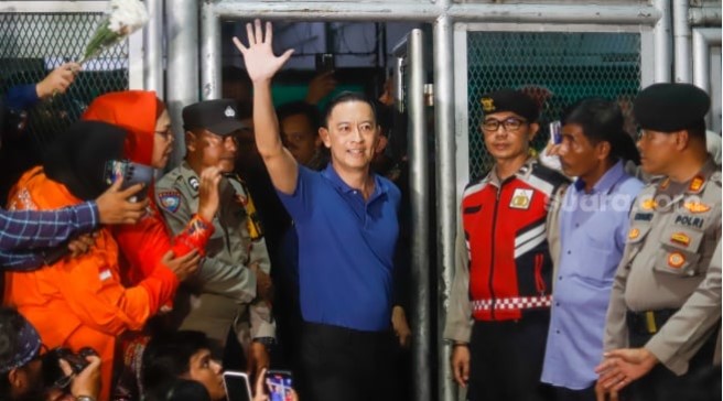 Terdakwa kasus dugaan korupsi impor gula Thomas Trikasih Lembong atau Tom Lembong menyapa awak media dan pendukungnya saat meninggalkan Lembaga Permasyarakatan (LP) Cipinang, Jakarta, Jumat (1/8/2025).
