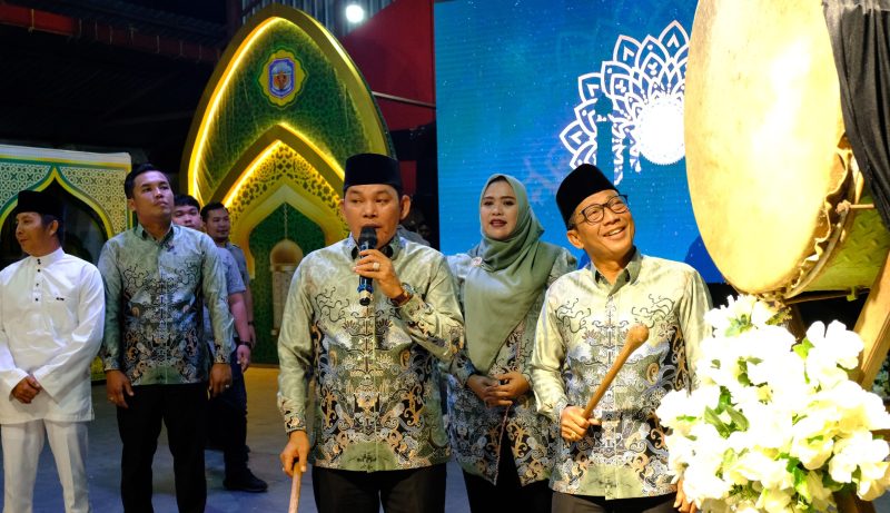 bupati Mura Heriyus didampingi Wabup Rahmanto membuka STQ ke XII tingkat Kabupaten, Rabu malam (03/09/2025). (Foto : Sur/1tulah.com)