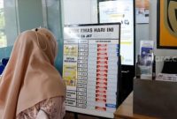 Warga melihat stok emas Antam di Butik Emas Logam Mulia Antam, TB Simatupang, Jakata (14/4/2025). [Suara.com/Alfian Winanto]