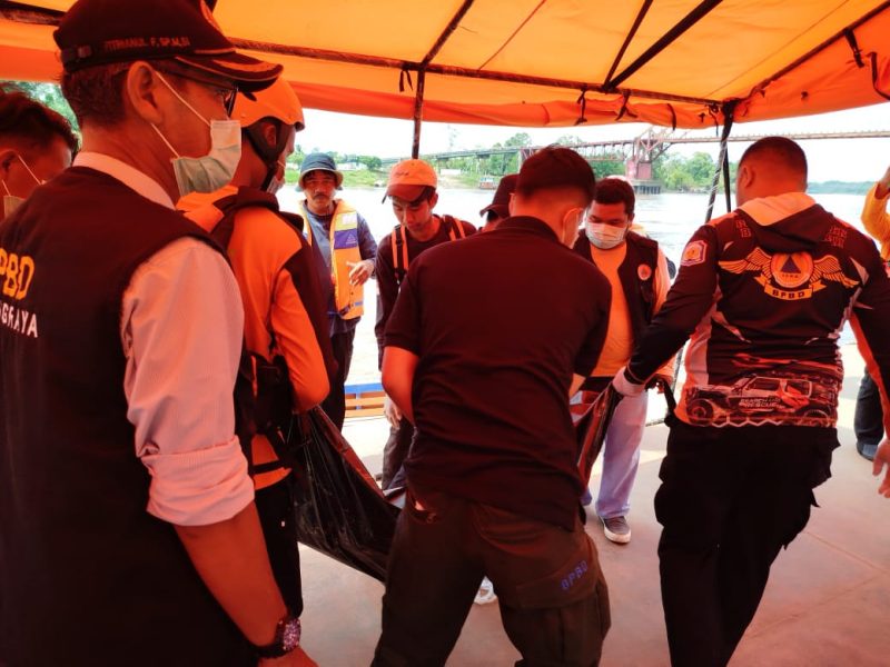 Salah satu bocah SD yang tenggelam di Sungai Barito berhasil ditemukan, Selasa (2/09/2029). (Foto : BPBD Mura) 