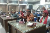 Aliansi Masyarakat dan Masyarakat Adat Barito Utara melaksanakan RDP bersama Pj Bupati Indra Gunawan dan Anggota DPRD Barut. Foto: Ahya Fr/1tulah.com