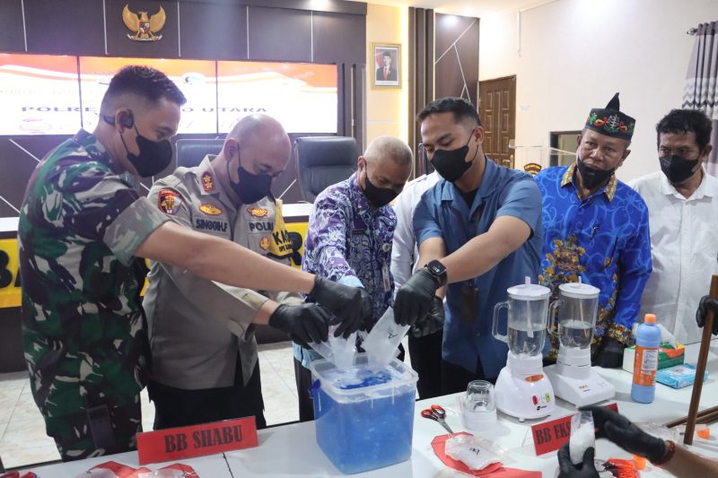 Kapolres Barito Utara, AKBP Singgih Febriyanto bersama unsur muspida memusnahkan narkotika berupa sabu, ineks dan ganja. Foto: 1tulah.com