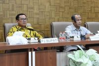 Pj Bupati Barito Utara (Barut) Indra Gunawan didampingi Kepala Dinas Kominfosandi H Mochamad Ikhsan saat mengikuti Rapat Koordinasi Pengendalian Inflasi Daerah terkait stabilitas harga beras yang dilaksanakan melalui zoom meeting, Kamis, 4 September 2025. Foto: Diskominfosandi Barut
