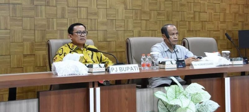 Pj Bupati Barito Utara (Barut) Indra Gunawan didampingi Kepala Dinas Kominfosandi H Mochamad Ikhsan saat mengikuti Rapat Koordinasi Pengendalian Inflasi Daerah terkait stabilitas harga beras yang dilaksanakan melalui zoom meeting, Kamis, 4 September 2025. Foto: Diskominfosandi Barut