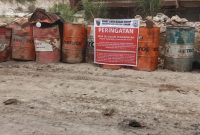 Dinas Lingkungan Hidup (DHL) Kalimantan Tengah (Kalteng) memasang papan dilarang melakukan kegiatan di area PT WS 88 (Workshop 88) perusahaan tambang batu bara di wilayah Patas, Barito Selatan (Barsel), Senin, 8 September 2025. Foto: Istimewa