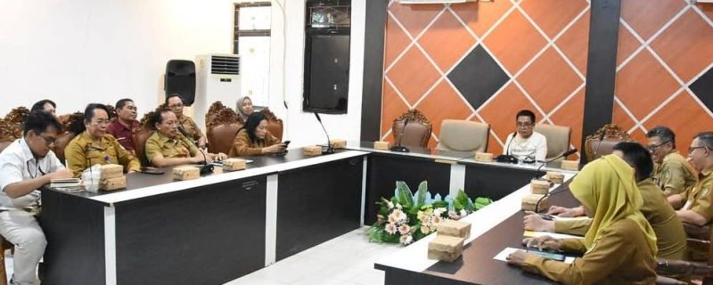 Pemkab Barito Utara (Barut), Kalteng, bergerak cepat menggelar rapat untuk mengantisipasi potensi kenaikan harga bahan pokok, terutama beras untuk menjaga stabilitas ekonomi dan daya beli masyarakat setempat. Foto: Diskominfosandi Barut
