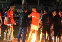 Pj Bupati Barito Utara (Barut), Kalteng, Indra Gunawan, didampingi Sekretaris Daerah Muhlis, kepala perangkat daerah, dan para camat, menyaksikan langsung lomba sepak sawut yang digelar dalam rangkaian Festival Budaya Iya Mulik Bengkang Turan 2025 yang dilaksanakan di Lapangan Kompi Raider, Selasa, 9 September 2025. Foto: Diskominfosandi Barut