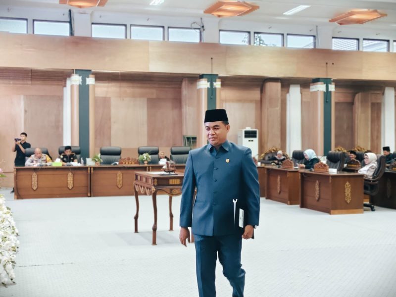 Fraksi Partai Demokrat DPRD Barito Utara (Barut), Kalteng, menyatakan persetujuannya terhadap Rancangan Peraturan Daerah (Raperda) tentang Laporan Pertanggungjawaban (LKPJ) Pelaksanaan APBD Tahun Anggaran 2024. Persetujuan ini disampaikan dalam sidang paripurna yang digelar pada Rabu, 10 September 2024. Foto: Ahya Firmansyah/1tulah.com