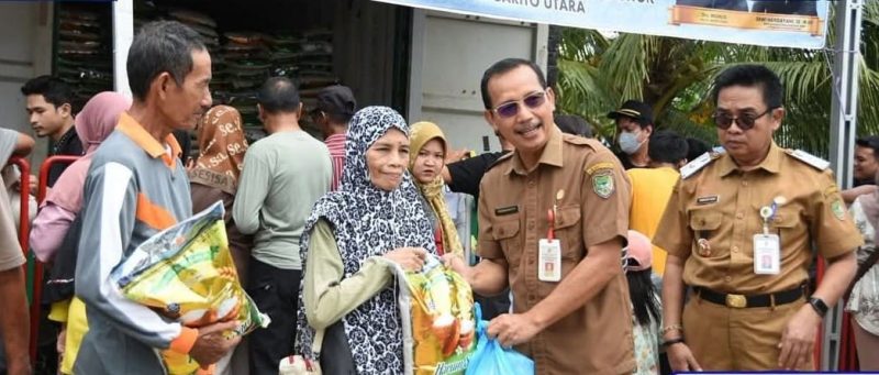 Pemkab Barito Utara (Barut), Kalteng, melalui Dinas Perdagangan dan Perindustrian (Disdagrin) setempat menggelar operasi pasar murah dalam rangka stabilisasi harga barang bahan pokok atau bapok. Foto: Diskominfosandi Barut