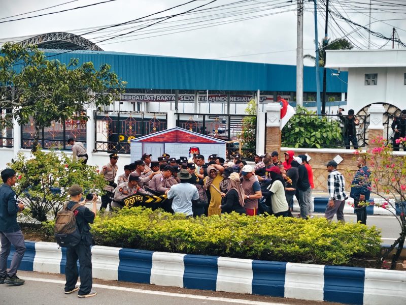 Menjelang putusan Mahkamah Konstitusi (MK) terkait sengketa pemungutan suara ulang (PSU) kepala daerah Barito Utara (Barut), Polres (Barut menggelar simulasi sistem pengamanan kota (sispamkota) pada Selasa, 16 September 2025. Foto: dok. 1tulah.com