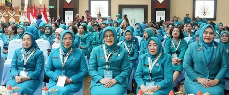 Pj Ketua TP PKK Barito Utara (Barut), Kalteng, Melly Novita Gunawan, bersama rombongan menghadiri Pembukaan Rapat Kerja Daerah (Rakerda) TP-PKK Kalteng yang berlangsung di Aula Jayang Tingang, Palangka Raya. Kamis,18 September 2025. Foto: Diskominfosandi Barut