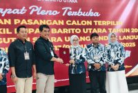 Pasangan H Shalahuddin-Felix Sonadie secara resmi ditetapkan sebagai Bupati dan Wakil Bupati Barito Utara (Barut), Kalteng periode 2025-2030. Foto: Ahya Firmansyah/1tulah.com