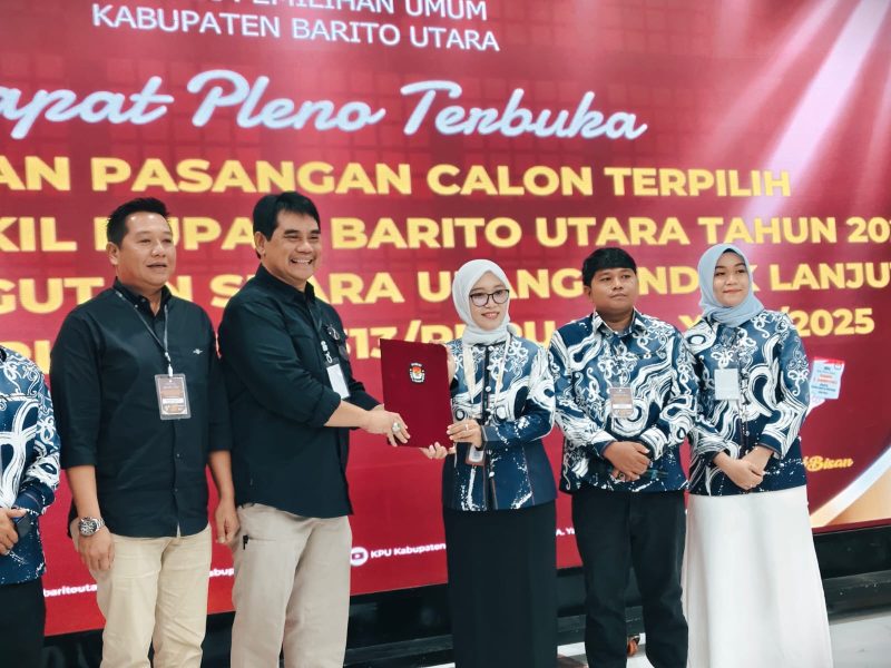 Pasangan H Shalahuddin-Felix Sonadie secara resmi ditetapkan sebagai Bupati dan Wakil Bupati Barito Utara (Barut), Kalteng periode 2025-2030. Foto: Ahya Firmansyah/1tulah.com