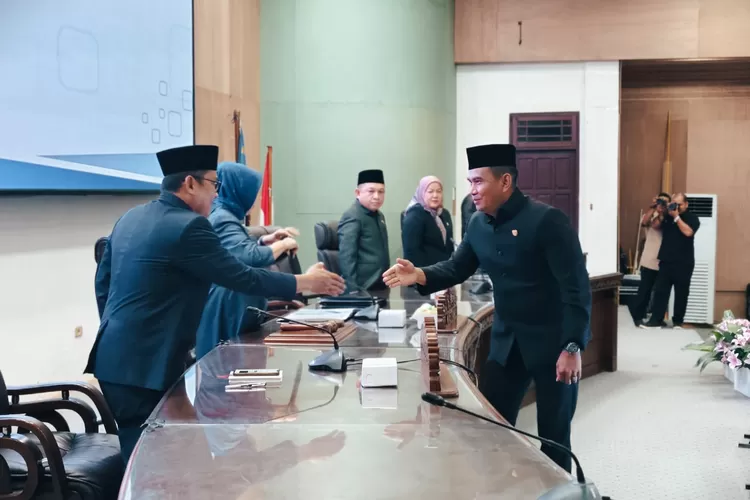 Hasrat menyerahkan dokumen pemandangan umum Fraksi Aspirasi Rakyat tentang APBD Perubahan Tahun 2025. Foto: Ahya Firmansyah/1tulah.com