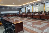 1TULAH.COM, KAPUAS – Komisi IV DPRD Kabupaten Kapuas menggelar audiensi bersama Yayasan Islam Al Amin Kapuas untuk membahas kepesertaan Jaminan Kesehatan Nasional (JKN) bagi tenaga pendidik dan kependidikan swasta. Pertemuan ini berlangsung di ruang gabungan komisi DPRD Kapuas dan turut dihadiri perwakilan Dinas Pendidikan, BPJS Kesehatan, Dinas Kesehatan, serta Dinas Sosial.

Wakil Ketua Komisi IV DPRD Kapuas, Ilham Anwar, menyampaikan bahwa forum ini menjadi wadah penting untuk menyalurkan aspirasi para guru swasta agar bisa mendapatkan jaminan kesehatan melalui program JKN.

“Kami ingin mendengar langsung kendala yang dihadapi yayasan dan tenaga pendidik swasta, sehingga bisa dicarikan solusi bersama. Aspirasi ini penting karena menyangkut hak dasar para guru,” ungkap Ilham Anwar, Rabu (24/09/2025). 

Meski demikian, Ilham menegaskan adanya keterbatasan kewenangan pemerintah daerah dalam memberikan subsidi bagi guru swasta, lantaran aturan yang berlaku belum memungkinkan.

“Daerah tidak punya kewenangan memberikan subsidi JKN bagi tenaga pendidik swasta karena terbentur regulasi. Namun aspirasi ini tetap akan kami teruskan ke DPR RI Komisi X agar bisa diperjuangkan melalui revisi atau penambahan pasal di tingkat pusat,” tegasnya.

Audiensi ini diharapkan dapat membuka jalan bagi adanya perlindungan kesehatan yang lebih adil bagi para tenaga pendidik swasta di Kabupaten Kapuas.