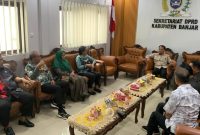Ketua Komisi III DPRD Kabupaten Kapuas, Yunaningsih, S.E., bersama anggota melaksanakan konsultasi dan koordinasi ke DPRD Kabupaten Banjar