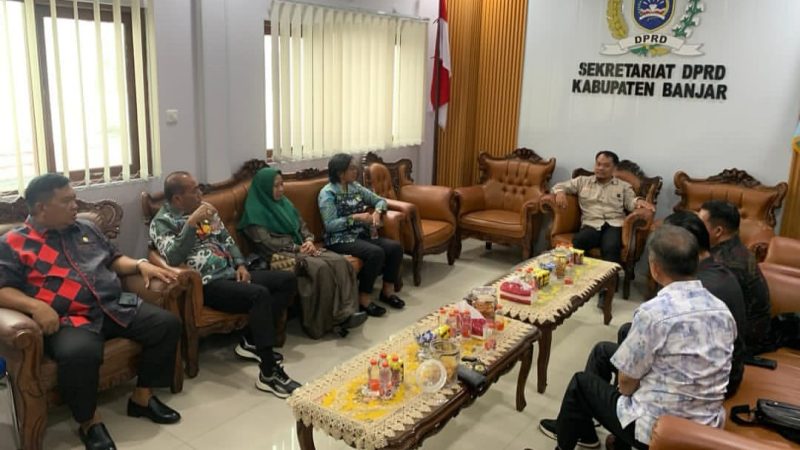 Ketua Komisi III DPRD Kabupaten Kapuas, Yunaningsih, S.E., bersama anggota melaksanakan konsultasi dan koordinasi ke DPRD Kabupaten Banjar