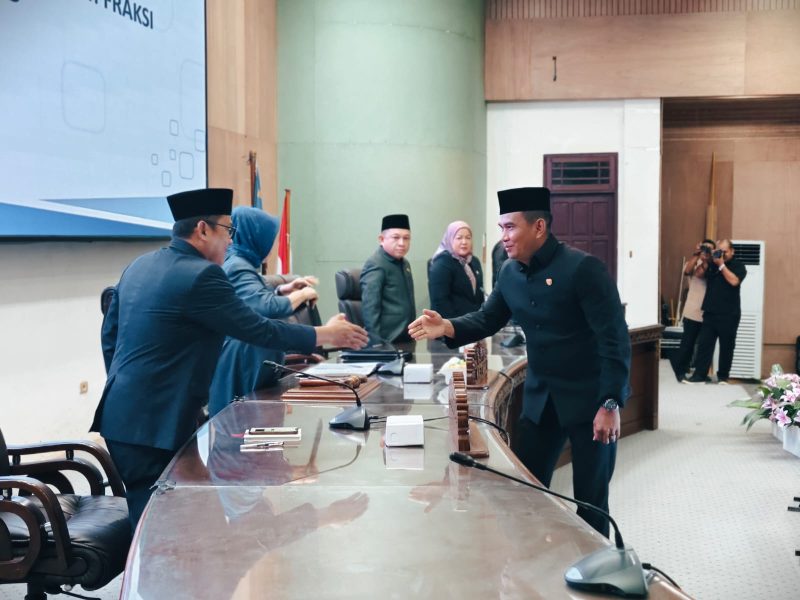 Fraksi Aspirasi Rakyat DPRD Barito Utara (Barut), Kalteng, menyatakan kesiapannya untuk menerima Rancangan Peraturan Daerah (Raperda) tentang Anggaran Pendapatan dan Belanja Daerah (APBD) Perubahan Tahun Anggaran 2025 untuk menjadi Peraturan Daerah. Foto: Ahya Firmansyah/1tulah.com