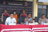 Kapolres Mura, AKBP Franky M. Monathen, S.I.K., dalam konferensi pers didampingi Kasat Reskrim AKP Akhmad Syaiful Rizal, S.T.K., S.I.K. dan Kasubsi PIDM Humas Polres Mura Ipda Zaenal Arifin, S.Sos, Rabu (17/9/2025) di halaman Mapolres.