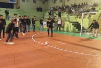 Bupati Heriyus melakukan tendangaj bola perdana dalam pembukaan Open Turnament Futsal Ganfash Season III, Rabu (17/09/2025) malam. 