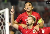 Pesepak bola Timnas Sandy Henny Walsh (bawah) berselebrasi bersama rekannya Rizky Ridho Ramadhani (atas) usai mencetak gol ke gawang Timnas Taiwan dalam FIFA Matchday di Stadion Gelora Bung Tomo, Surabaya, Jawa Timur, Jumat (5/9/2025). [ANTARA FOTO/Rizal Hanafi/Lmo/nz]