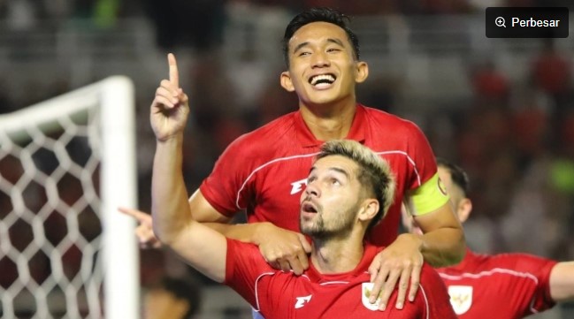 Pesepak bola Timnas Sandy Henny Walsh (bawah) berselebrasi bersama rekannya Rizky Ridho Ramadhani (atas) usai mencetak gol ke gawang Timnas Taiwan dalam FIFA Matchday di Stadion Gelora Bung Tomo, Surabaya, Jawa Timur, Jumat (5/9/2025). [ANTARA FOTO/Rizal Hanafi/Lmo/nz]