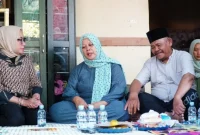 Menteri Pemberdayaan Perempuan dan Perlindungan Anak (PPPA) Arifah Fauzi saat melayat ke rumah duka Andika Lutfi Fala (sumber: suara.com)
