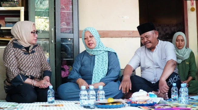 Menteri Pemberdayaan Perempuan dan Perlindungan Anak (PPPA) Arifah Fauzi saat melayat ke rumah duka Andika Lutfi Fala (sumber: suara.com)