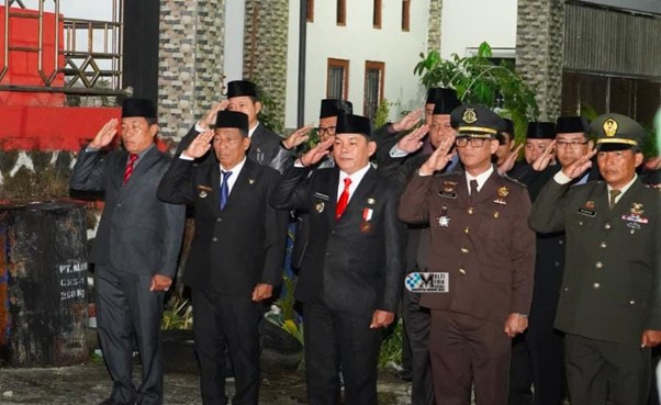 Forkopimda serta jajaran Kepala Perangkat Daerah di lingkungan Pemkab Mura melaksanakan Apel Renungan Suci di Taman Makam Pahlawan (TMP) Puruk Cahu, Sabtu (16/8/2025) malam. (Foto : Diskominfo SP)
