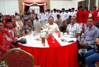Pemkab) Murung Raya (Mura) menggelar acara ramah tamah makan malam bersama veteran, purnawirawan, wredatama, warakawuri, serta anggota Paskibraka. Kegiatan berlangsung di Puruk Cahu, Minggu (17/8/2025) malam. (Foto : Diskominfo SP)