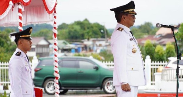 Bupati Mura Heriyus saat memimpin upacara  HUT RI ke 80/ (Foto : Sur/1tulah.com)