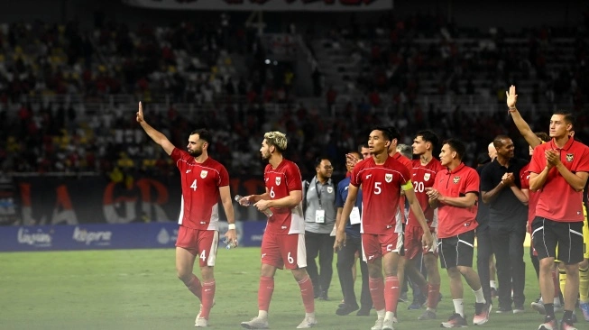 Sejumlah Pesepak bola Timnas Indonesia menyapa para pendukungnya usai mengalahkan Timnas Taiwan dalam FIFA Matchday di Stadion Gelora Bung Tomo, Surabaya, Jawa Timur (sumber: suara.com)