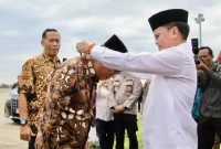 Gubernur Kalimantan Tengah H. Agustiar Sabran mengalungkan Lilis Lamiang sebagai bentuk penghormatan adat kepada Menteri Desa, Pembangunan Daerah Tertinggal, dan Transmigrasi RI H. Susanto Yandri, saat kunjungan kerja di Bumi Tambun Bungai (MMC Kalteng)