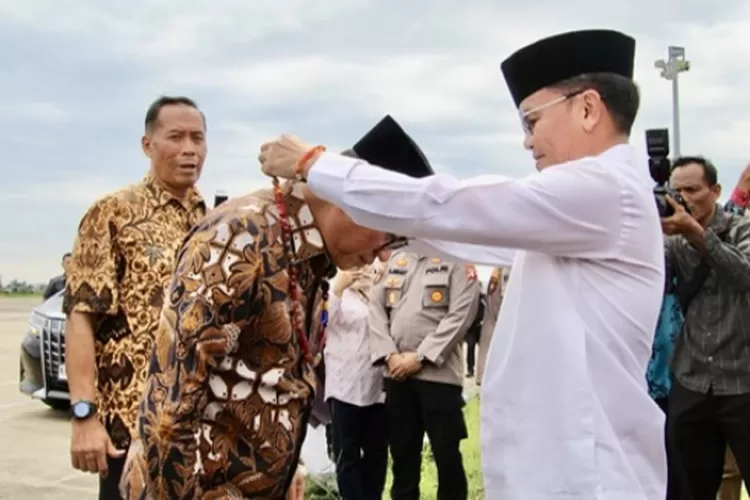 Gubernur Kalimantan Tengah H. Agustiar Sabran mengalungkan Lilis Lamiang sebagai bentuk penghormatan adat kepada Menteri Desa, Pembangunan Daerah Tertinggal, dan Transmigrasi RI H. Susanto Yandri, saat kunjungan kerja di Bumi Tambun Bungai (MMC Kalteng)
