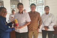 Bupati Murung Raya (Mura) Heriyus SE menyerahkan bantuan pertanian kepada 161 kelompok tani yang tersebar di 10 kecamatan, Rabu (23/7/2025). (foto : Sur/1tulah.com)